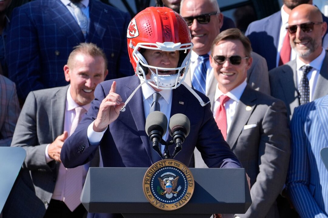 US-Präsident empfängt Kansas City Chiefs im Weißen Haus - US-Präsident Joe Biden (M) trägt einen Helm von Super-Bowl-Champion Kansas City Chiefs bei einem Besuch im Weißen Haus.