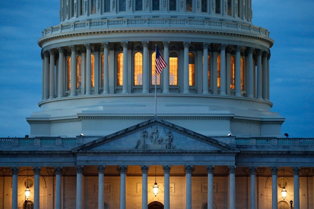 US-Repräsentantenhaus stimmt für Ukraine-Hilfen - Blick auf die Kuppel des Kapitols in Washington.