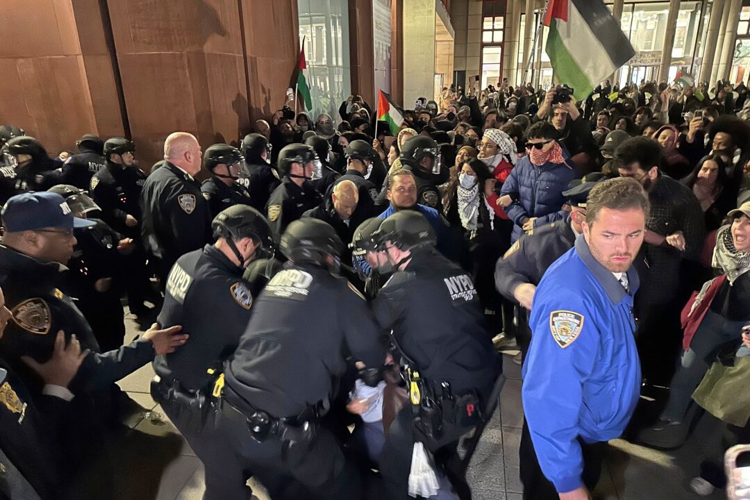 US-Unis wegen Gaza-Krieg im Ausnahmezustand - Polizisten nehmen auf dem Campus der New York University pro-palästinensische Demonstranten fest.