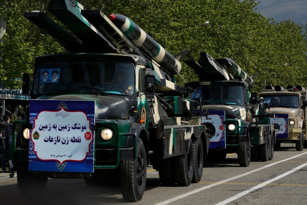 USA und EU kündigen Sanktionen gegen Iran an - In Teheran werden zum Tag der Armee Raketen auf Lastwagen transportiert. Bei einem Auftritt bei der Parade warnte der iranische Präsident Raisi Israel vor jeder militärischen Aktion gegen den Iran.