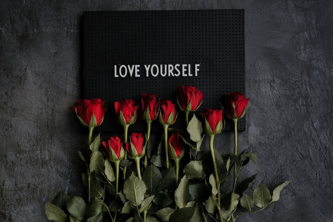 Valentinstag ohne Einsamkeit: Warum du dich zuerst lieben musst - Sich selbst zu lieben, beginnt damit, sich selbst Zuneigung und Aufmerksamkeit zu schenken.