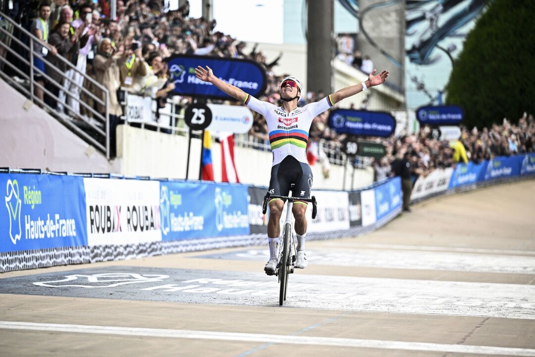 Van der Poel gewinnt Paris-Roubaix - Politt Vierter - Mathieu van der Poel gewann nach der Flandern-Rundfahrt auch Paris-Roubaix.