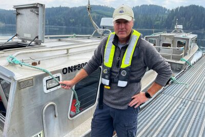 Vancouver Island: Mit dem Postschiff durch die Wildnis - Lionel Hole liefert mit seinem Boot in und um Quatsino Post aus - und nimmt auch Passagiere an Bord.