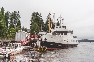 Vancouver Island: Mit dem Postschiff durch die Wildnis - Transportiert Fracht - und Touristen: das Postschiff "M.V. Frances Barkley".