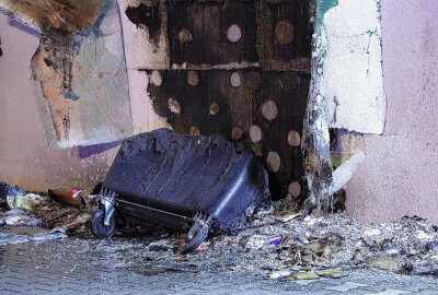 Vandalen in sächsischer Großstadt am Werk: Mülltonne angezündet und Haus beschädigt - Außerdem rissen sie die Dämmung ab, um nach Glutnestern zu suchen. Die Polizei ermittelt zur Brandursache. Foto: Roland Halkasch