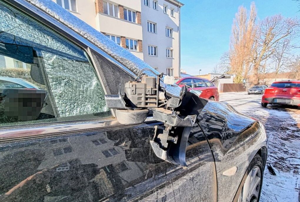 Vandalen treten Außenspiegel mehrerer Fahrzeuge ab - Auf dem Chemnitzer Sonnenberg wurden an mehr als 15 Fahrzeugen die Außenspiegel beschädigt. Foto: Harry Haertel