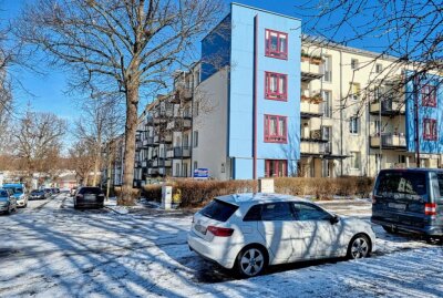 Vandalen treten Außenspiegel mehrerer Fahrzeuge ab - Auf dem Chemnitzer Sonnenberg wurden an mehr als 15 Fahrzeugen die Außenspiegel beschädigt. Foto: Harry Haertel