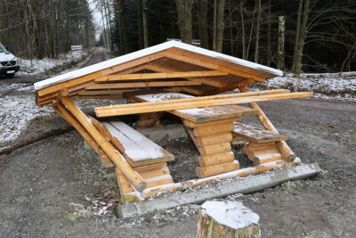 Sitzgruppe "Adelsbergblick Am Schlösserholz" nach Zerstörung wieder aufgebaut. Foto: Peggy Schellenberger