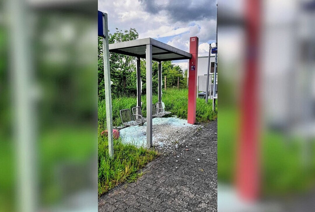 Vandalismus am Bahnhof: Fahrgastunterstand beschädigt - Beschädigter Fahrgastunterstand am Bahnhof Gutenfürst. Foto: Bundespolizei Klingenthal