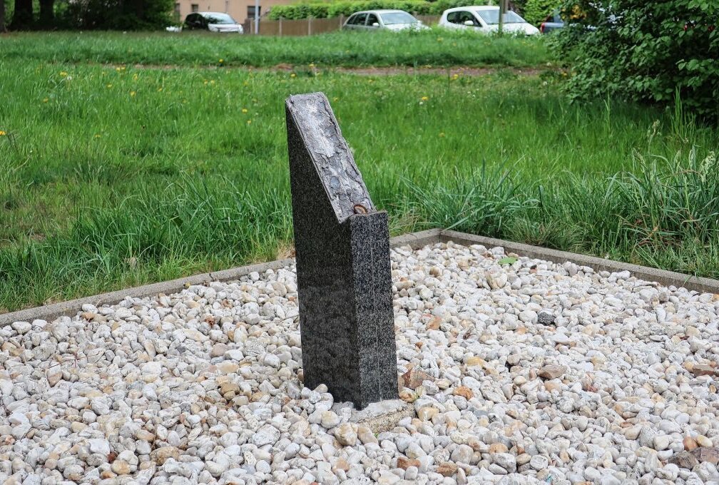 Vandalismus: Gedenkstein in Limbach-Oberfrohna erneut abgetreten - Wie im letzten Frühjahr bot der Gedenkstein nun abermals über längere Zeit einen traurigen Anblick. Foto: A.Büchner