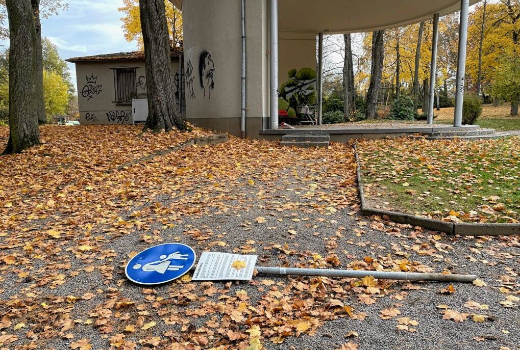 Vandalismus im Reichenbacher Stadtpark: Zeugen gesucht - Ein ausgerissenes Straßenschild und beschmierte Wände. Foto: Simone Zeh