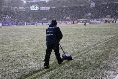 Veilchen feiern Kantersieg im erzgebirgischen Schneetreiben - Aues Stadionbrigade war bei den Schneefällen gefragt. Foto: Alexander Gerber