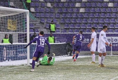 Veilchen feiern Kantersieg im erzgebirgischen Schneetreiben - Antonio Jonjic erzielt hier das 1-0 für die Veilchen. Foto: Alexander Gerber