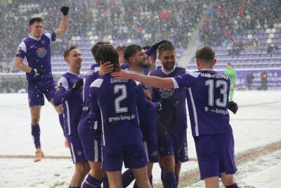 Veilchen feiern Kantersieg im erzgebirgischen Schneetreiben - Torjubel nach dem Treffer zum 4-0. Foto: Alexander Gerber