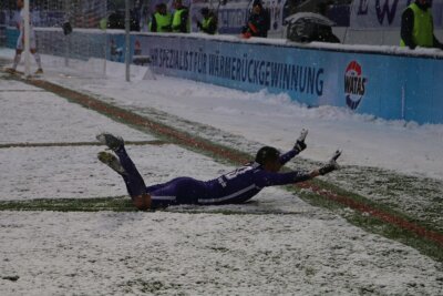 Veilchen feiern Kantersieg im erzgebirgischen Schneetreiben - Dimitrij Nazarov jubelt hier nach seinem Treffer zum 4-0. Foto: Alexander Gerber
