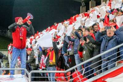 Veilchen gewinnen Bezirksderby in Zwickau - Fans FSV Zwickau zeigen Choreo. Foto: PICTURE POINT / Gabor Krieg