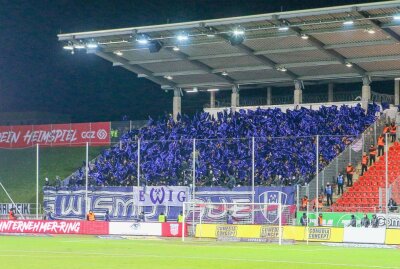 Veilchen gewinnen Bezirksderby in Zwickau - Fans FC Aue. Foto:PICTURE POINT / Gabor Krieg