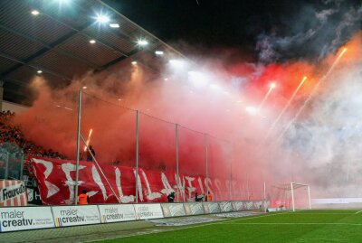 Veilchen gewinnen Bezirksderby in Zwickau - Fans FSV Zwickau zünden Pyrotechnik. Foto: PICTURE POINT / Gabor Krieg