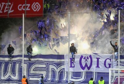 Veilchen gewinnen Bezirksderby in Zwickau - Fans FC Aue zünden Pyrotechnik. Foto: PICTURE POINT / Gabor Krieg