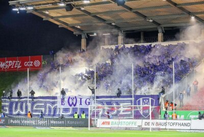 Veilchen gewinnen Bezirksderby in Zwickau - Fans FC Aue zünden Pyrotechnik. Foto: PICTURE POINT / Gabor Krieg