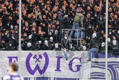 Veilchen gewinnen Bezirksderby in Zwickau - Fans FC Aue. Foto: PICTURE POINT / Gabor Krieg