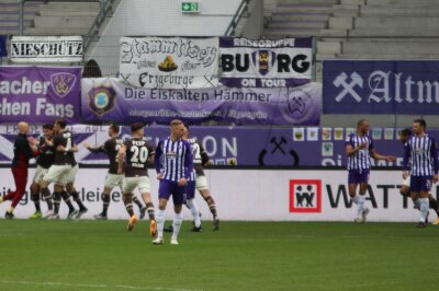 Veilchen lassen ersten Matchball liegen - Der FC St. Pauli hat den FC Erzgebirge Aue im Erzgebirgsstadion massiv in die Schranken gewiesen. Foto: Alexander Gerber