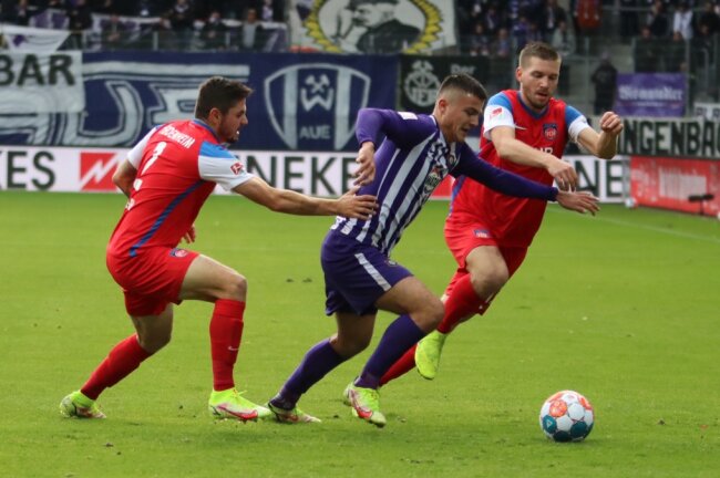 FC Erzgebirge Aue gewinnt durch Jonjic-Doppelpack zuhause gegen Heidenheim.