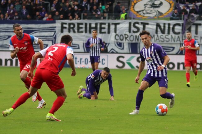 FC Erzgebirge Aue gewinnt durch Jonjic-Doppelpack zuhause gegen Heidenheim.