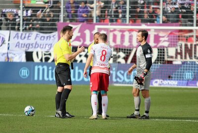 Veilchen stellen Tabellenführer Regensburg ein Bein - Beide Kapitäne bei der Seitenwahl. Foto: Alexander Gerber