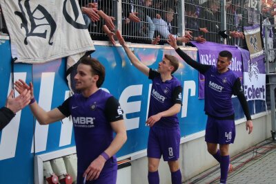 Veilchen stellen Tabellenführer Regensburg ein Bein - Aues Spieler bedanken sich bei den mitgereisten Fans. Foto: Alexander Gerber