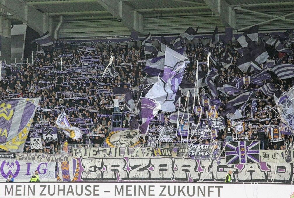 Veilchen treffen auf den SC Verl - Gegen den HFC unterstützten die Fans Erzgebirge Aue wieder lautstark. Foto: Alexander Gerber