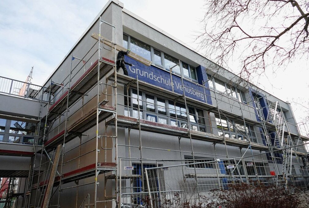 Kurz vor dem Jahreswechsel wurde das Gerüst an der Venusberger Grundschule wieder abgebaut. Foto: Andreas Bauer