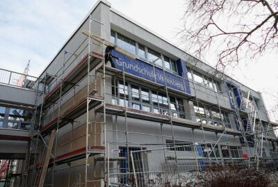 Venusberg: Grundschule erhält neue Fassade - Kurz vor dem Jahreswechsel wurde das Gerüst an der Venusberger Grundschule wieder abgebaut. Foto: Andreas Bauer