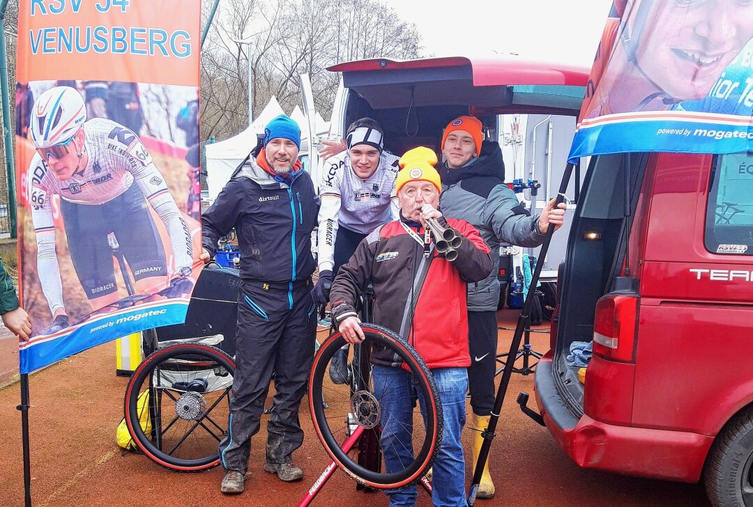 Venusberger Radsportler überzeugt bei Cross-Weltmeisterschaft - Pepe Albrecht (Mitte) durfte sich in Tschechien über große Unterstützung aus der Heimat freuen. Foto: RSV 54 Venusberg e.V.
