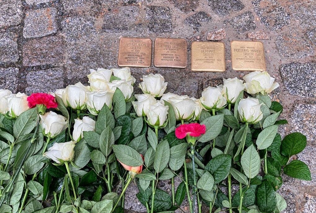 "Verantwortung zeigen und daraus lernen" - Vier der 23 neuen Stolpersteine, die gestern verlegt wurden, sind jetzt am Gerhart-Hauptmannn-Platz zufinden. Foto: Steffi Hofmann