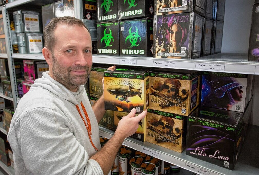 Verbot von Feuerwerksverkauf trifft die Branche hart - Andreas Voigt bleibt auch dieses Jahr auf seinem Feuerwerk sitzen. Foto: Jan Görner