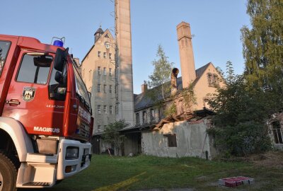 Verdacht auf Brandstiftung: Feuer in Neuhausener Fabrikgebäude - In Neuhausen brannte es heute Morgen in der alten Stuhlfabrik. Foto: B&S/Robert Butter 