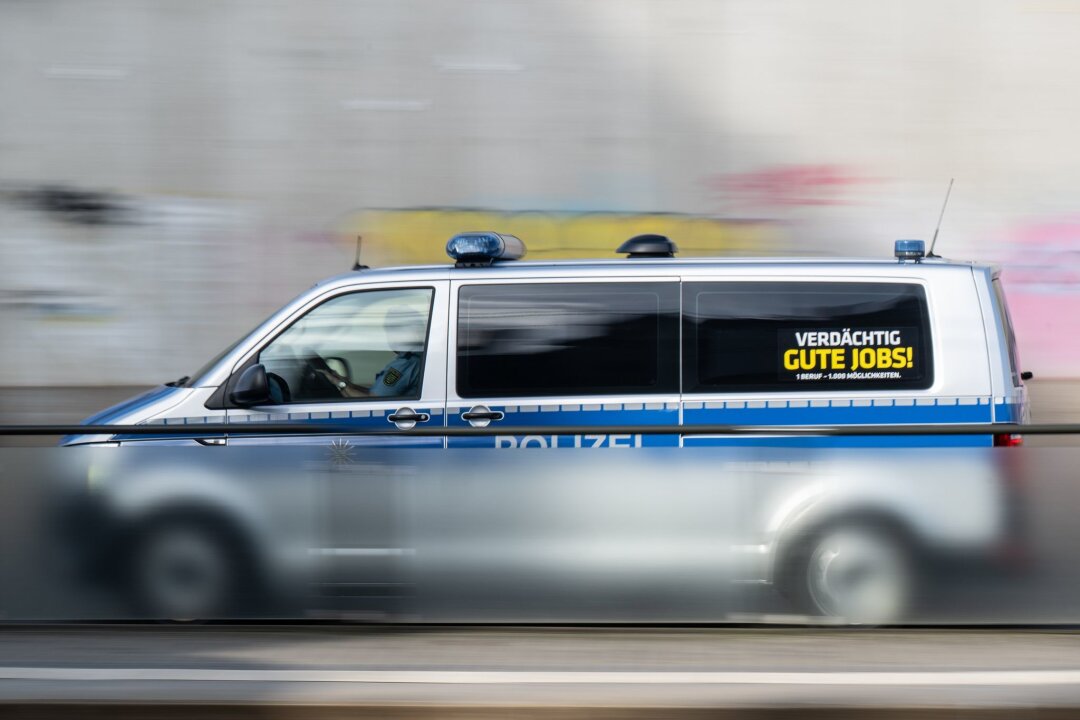 "Verdächtig gute Jobs": Nachwuchskampagne wird erneuert - Ein Polizeiauto mit der Aufschrift "Verdächtig gute Jobs!" fährt eine Straße entlang.