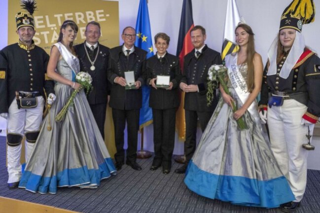 Prof. h.c. Dr. h.c. Frank-Michael Engel und Marianne Engel (4. und 5. v.l.) nahmen aus den Händen von Ministerpräsident Michael Kretschmer (6.v.l.) die höchste staatliche Auszeichnung Sachsens entgegen. F