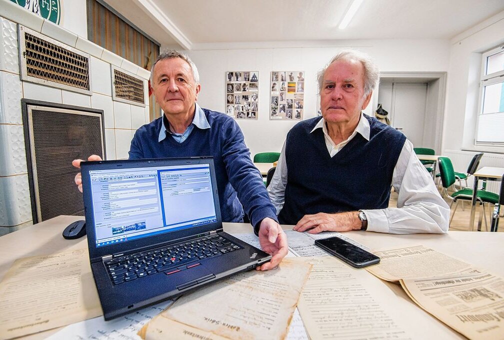 Eckhard Rehnert (r.) und Thomas Gruner (l.) katalogisieren alle Gebäude von Leukersdorf digital. Foto: ERZ-Foto/Georg Ulrich Dostmann