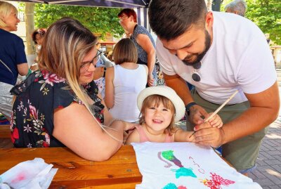 Vereine sorgen für abwechlungsreiches Programm - Laura und Andreas Kissler aus Blankenhain haben zum Kinderfest mit ihrer zweijährigen Tochter Olivia ein T-Shirt bemalt. Foto: Thomas Michel