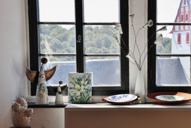 Vereinte Kunst ist auf der Rochsburg zu sehen - Britta Fischer geht ganz bei der Gestaltung von Porzellan auf und entwirft unterschiedlichste Dinge. Foto: Andrea Funke