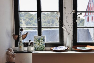 Vereinte Kunst ist auf der Rochsburg zu sehen - Britta Fischer geht ganz bei der Gestaltung von Porzellan auf und entwirft unterschiedlichste Dinge. Foto: Andrea Funke