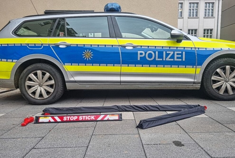 Verfolgungsfahrt in Lichtenstein endet durch Einsatz von Stop Stick - Unter Ienatz von Stop Stick konnte eine Verfolgungsjagd in Lichtenstein beendet werden. Foto: Polizei Zwickau