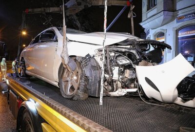 Verfolgungsjagd endet mit Crash: PKW kracht gegen Hauswand - Das beschädigte Auto. Foto: Roland Halkasch