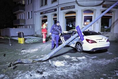 Verfolgungsjagd endet mit Crash: PKW kracht gegen Hauswand - Der Unfallort. Foto: Roland Halkasch