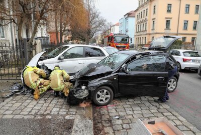 Verfolgungsjagd führt zu Verkehrsunfall - Eine Verfolgungjagd führte in Dresde-Cotta zu einem Verkehrsunfall mit zwei weiteren PKW. Foto: Roland Halkasch