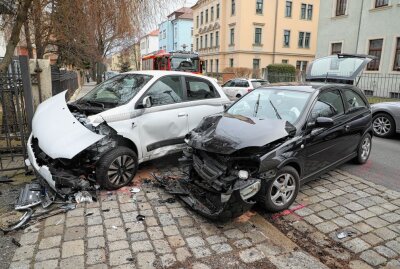 Verfolgungsjagd führt zu Verkehrsunfall - Eine Verfolgungjagd führte in Dresde-Cotta zu einem Verkehrsunfall mit zwei weiteren PKW. Foto: Roland Halkasch