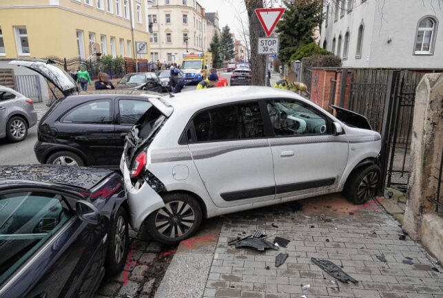 Eine Verfolgungjagd führte in Dresde-Cotta zu einem Verkehrsunfall mit zwei weiteren PKW. Foto: Roland Halkasch