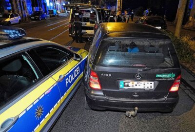 Verfolgungsjagd mit mehreren beschädigten Autos - Bei einer Verfolgungsjagd am Abend wurden mehrere PKWs, darunter auch Polizeiwagen beschädigt, Foto: Roland Halkasch